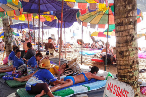 Nam du khách t.ử v.ong sau 45 phút massage ở bãi biển