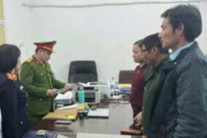 B:ắt nguyên trưởng phòng Vũ Thị Ngọc và 2 cán bộ