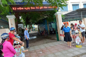 Nữ giáo viên đang dạy bị 2 người đàn ông kéo ra giữa sân trường x.é áo làm nh.ục
