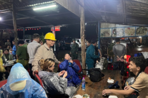 Ki::nh ho::àng: Sạt lở ở đèo Khánh Lê, 350 người….