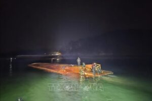 Hàn Quốc: Phà chở ô tô vừa bị lật ngoài khơi, nhiều người m:ất t:ích