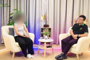 Mẹ yêu “phi công” kém 15 tuổi rồi chia tay, con gái hẹn hò luôn người đó: Chuyên gia tuyên bố thẳng 1 điều