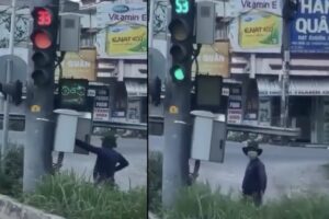 Loạt ô tô đứng im, hàng chục người dắt bộ xe máy qua giao lộ hỏng đèn giao thông ở TP.HCM vì sợ bị phạt