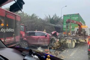 4 xe tông liên hoàn trên đại lộ Thăng Long
