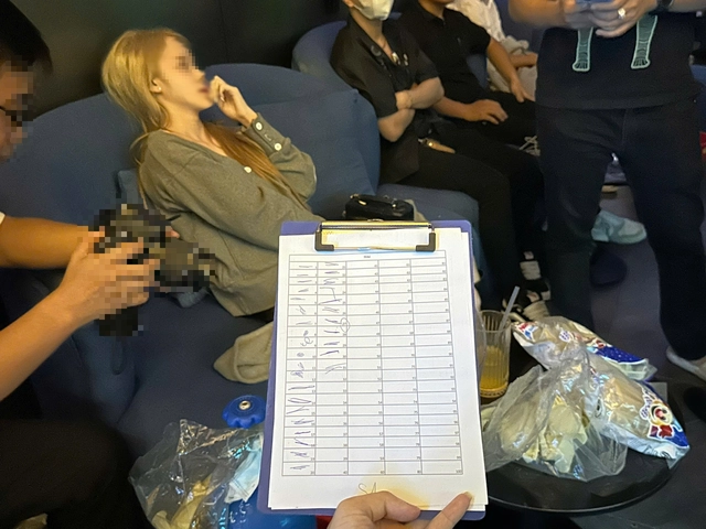 Đ:ột k:ích quán bar, phát hiện cô gái trẻ hít 31 bóng cười trong một đêm