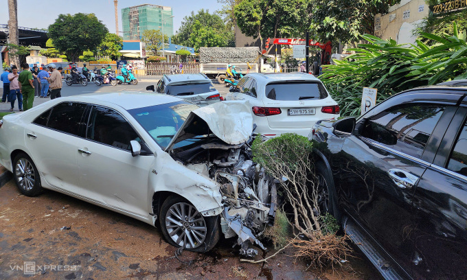 Ôtô t::ông liên hoàn 13 xe, l:ao vào khuôn viên chung cư ở TP HCM