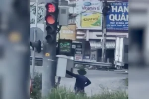 Người đàn ông trùm kín mít, bấm đèn đỏ khiến xe dừng không kịp ở TPHCM