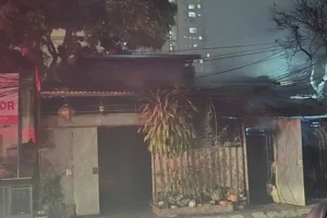 NGAY LÚC NÀY: Chục căn nhà đang ch/;á;y lớn tại Hồ Tùng Mậu, Hà Nội kèm theo nhiều tiếng n/;ổ