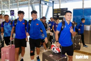 Sáng nay Nguyễn Xuân Son nằm cáng cùng đội tuyển Việt Nam về nước chữa trị: Đi cùng phải về cùng
