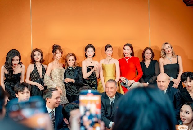 Hình ảnh Lưu Diệc Phi, Hồ Ngọc Hà chung khung hình trong sự kiện mới đây gây sốt