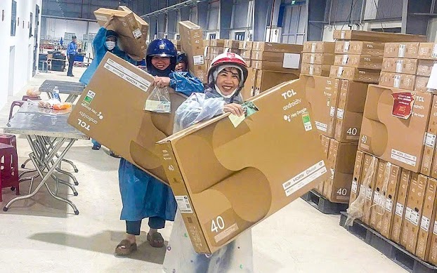 Hình ảnh gây bão: Một công ty thưởng Tết 4400 công nhân mỗi người một cái tivi 40 inch
