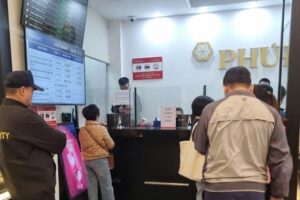 Đi mua vàng Tết, nhiều người nhìn thấy cảnh tượng rất lạ lùng