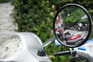 Từ hôm nay, xe máy chỉ lắp 1 bên gương chiếu hậu sẽ bị ph:ạt nặng và tịch thu xe? Ai chưa lắp thì gắn vào nhanh kẻo đi tong tháng lương  👇👇👇