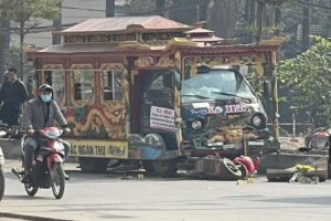 Xe tang l:ao vào đám đông chờ đèn đỏ, 1 người t:ử v:ong, 2 người bị th.ương