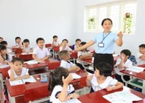 Sau 14/2: Dạy thêm học sinh tiểu học, giáo viên có thể bị buộc thôi việc, thầy cô kh::óc quá trời kh::óc