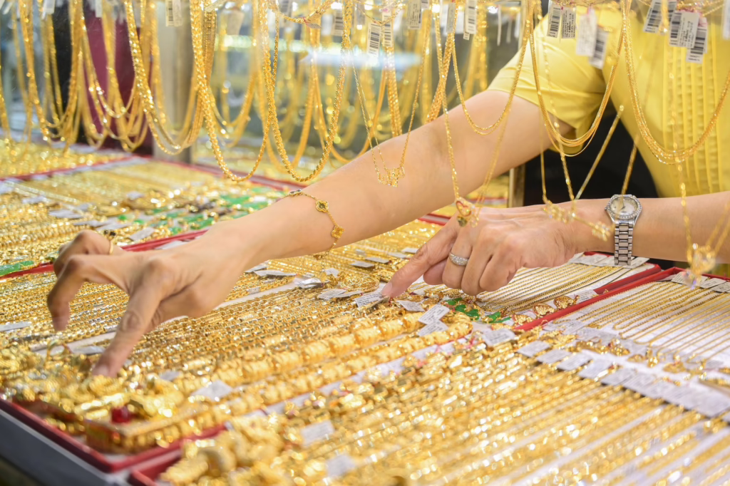 Giá vàng hôm nay 17/4/2025 tăng vũ bão sau cú sốc thuế, SJC vọt lên đỉnh cao mới