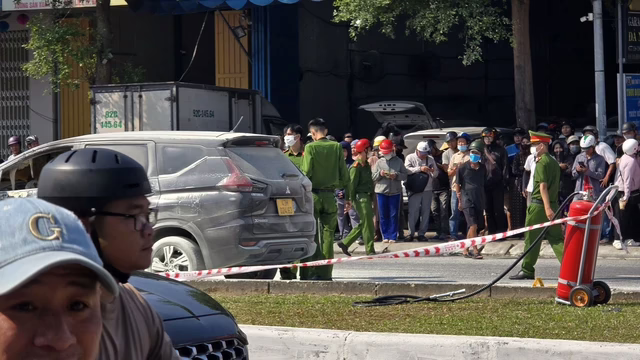 Hiện trường hai người t::ử v:::ong bên chiếc xe dịch vụ bị đ:::ốt ch:::áy