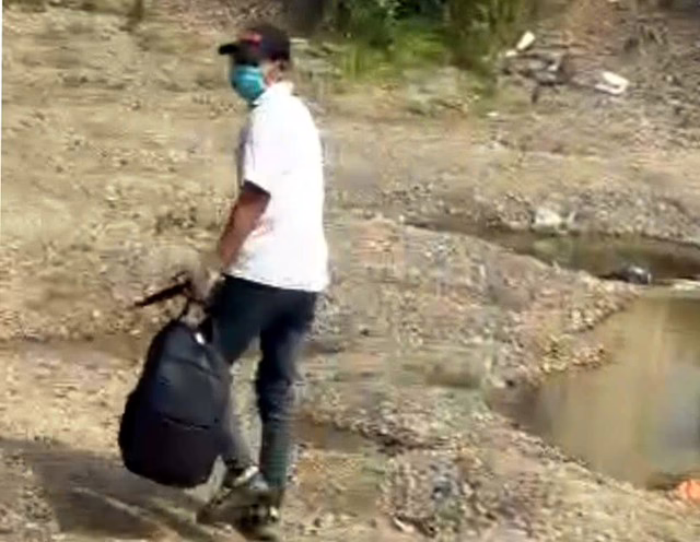 Tên c:ướp ngân hàng Vietinbank ở Hà Nội: Thản nhiên đi bộ ra ngoài, đe doạ người đuổi theo ‘Mày đừng để tao đ:iên lên’