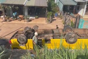 Hiện trường á::m ả::nh vụ Xe khách 30 chỗ đưa đón h:ọc si:nh bị mất lái, lao xuống nhà dân