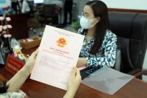Người dân không đi đổi Sổ Đỏ mẫu mới khi bỏ Sổ đỏ hộ gia đình có bị phạt tiền không?