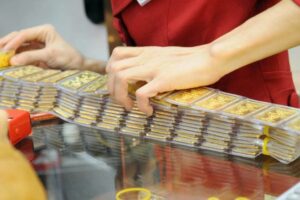 Giá vàng sáng nay 23/4: T-ụt dốc không phanh, rớt từ đỉ-nh cao xuống đáy
