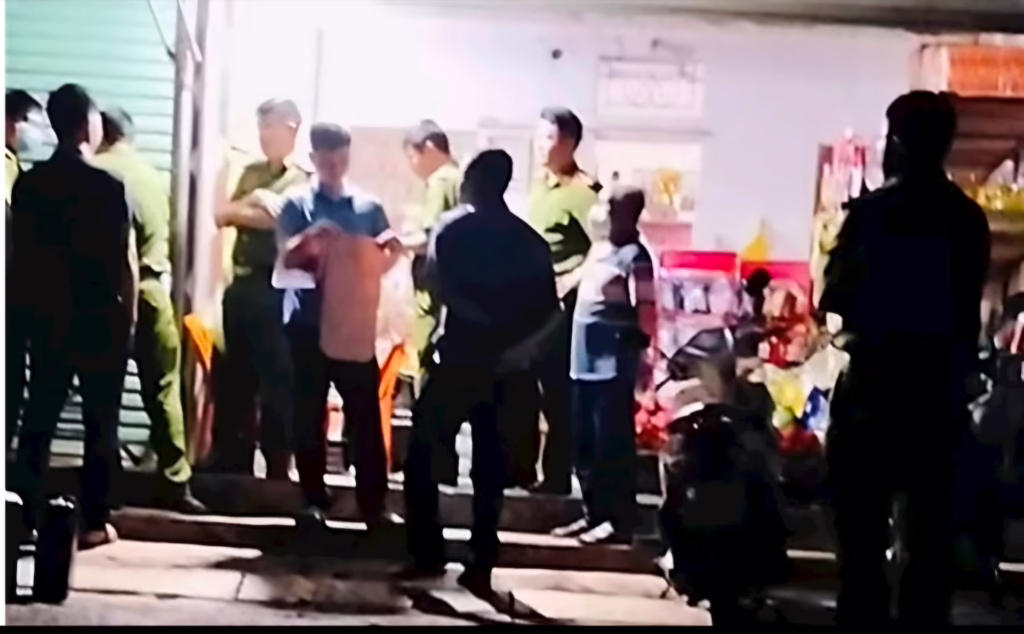 Hai ch:::áu nh:::ỏ t:::ử v:::ong bất thường tại nhà ông bà ngoại