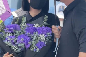 Lê Phương thẫn thờ trong lễ 49 ngày của Quý Bình, ý nghĩ thực sự của bó hoa màu tím có liên quan đến chuyện tình trước kia?