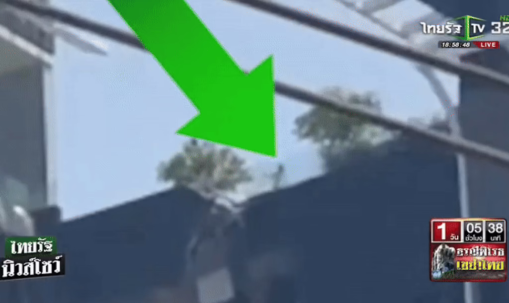 Khoảnh khắc tháp đôi ch:ọc tr:ời ở Bangkok tách rời, người đàn ông cố nh:ảy qua ở tầng 52