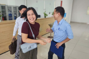 Niềm vui tột cùng: Chủ nhân tờ vé số trúng giải đặc biệt bị rách nhậnđủ 2 tỷ tiền trúng thưởng