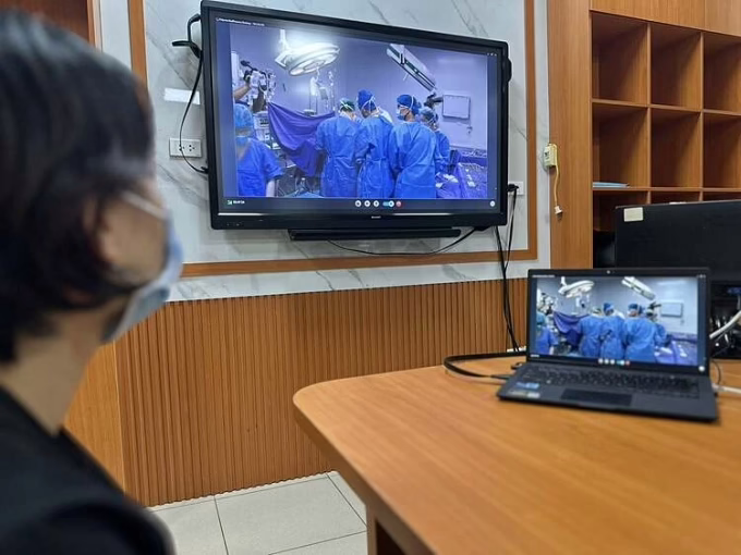 Nhói lòng hình ảnh người vợ quỳ lỗi tiễn biệt từng phần c:ơ/th:ể sau khi hientang chồng