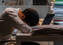 Một giáo viên quadoi ngay tại bàn làm việc, lời cảnh tỉnh các thầy cô