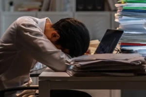 Một giáo viên quadoi ngay tại bàn làm việc, lời cảnh tỉnh các thầy cô