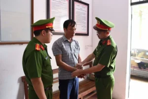 Một chủ tịch UBND xã bị giữ người, khám xét khẩn cấp