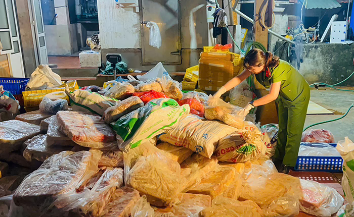 Ch:;ấn đ:ộng Hà Nội: Phát hiện hàng chục tấn thực phẩm h;;ôi th:ố:i chuẩn bị bán ra thị trường, mở ra toàn những thứ quen thuộc, hàng triệu dân ăn uống mỗi ngày, thế này biết s:ống sao?