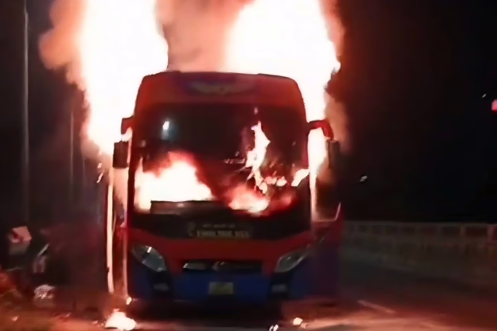 Xe khách chở hơn 30 người ch:áy ng:ùn ng:ụt kèm tiếng n::ổ