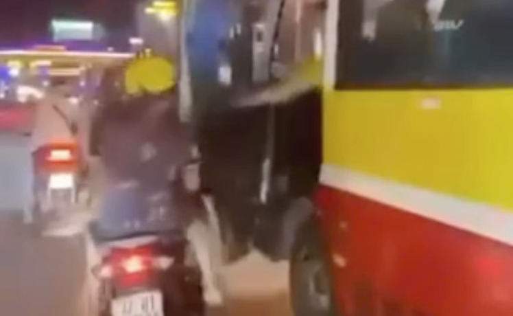 Tài xế xe buýt bất ngờ mở cửa “t:ấn c:ông” xe máy chở theo phụ nữ và tr:::ẻ nh:::ỏ giữa ngã tư đông người