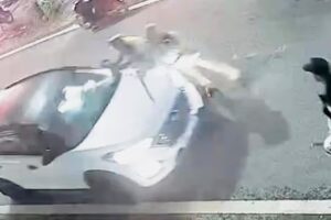 Không chấp hành hiệu lệnh dừng xe để kiểm tra nồng độ cồn, tài xế ô tô lao thẳng vào CSGT