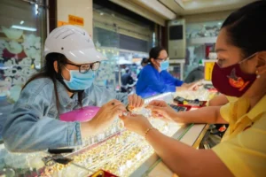 Trưa 9/5: Đứng không vững với tốc độ GIẢM GIÁ “ch:óng m:ặt” của vàng, giờ chỉ biết khóc thôi chứ làm thế nào nữa