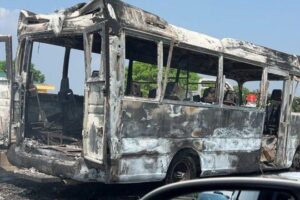 Đang lưu thông trên cao tốc Nội Bài – Lào Cai, chiếc xe ta::ng chở 21 người bất ngờ bốc ch::áy ngùn ngụt