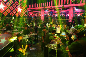 300 cảnh sát đột kích quán bar, phát hiện hơn 40 người dương tính mai thúy