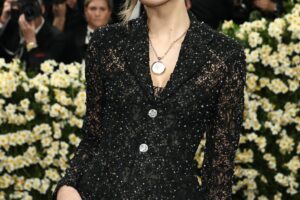 Lisa nhận bão chỉ trích tại Met Gala: Gương mặt 1 người phụ nữ nổi tiếng bị thêu ở vị trí nhạy cảm?