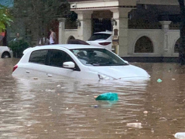 Ô tô bị ngập trong biển nước sau trận mưa lớn ở phía Bắc