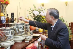 Các cụ dặn kĩ: Lúc thắp hương nhất định phải nói 2 chữ này Tổ Tiên mới độ, là chữ gì?