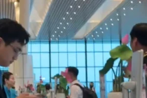 Nhà ga T3 Tân Sơn Nhất lại dột trong mưa làm khách bối rối, nhà thầu nói ‘không phải dột’