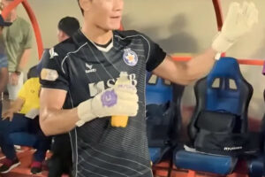 Vui quá, thủ môn Bùi Tiến Dũng lỡ lời ‘ch:ê’ các tiền đạo