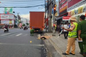 Xe tải tự trôi t::ông t::ử v::ong người chờ đèn đỏ