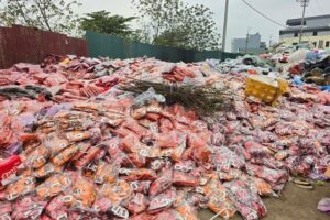 Trời ơi, này thì bánh kẹo cho học sinh ăn đây, chất thành núi