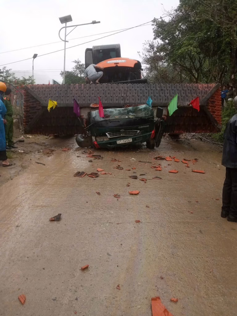 Xe tải chở xe múc t.ông sập cổng chào làm 2 người tuvong