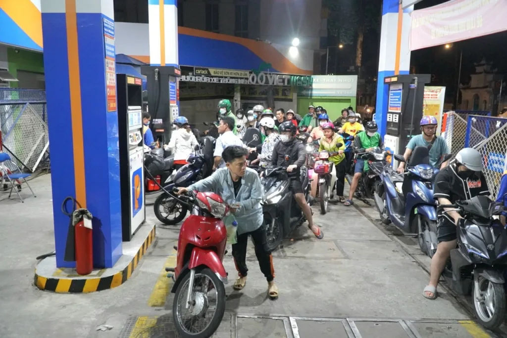 Bảng giá xăng dầu 14h chiều Đi đổ xăng NGAY LUÔN đi!