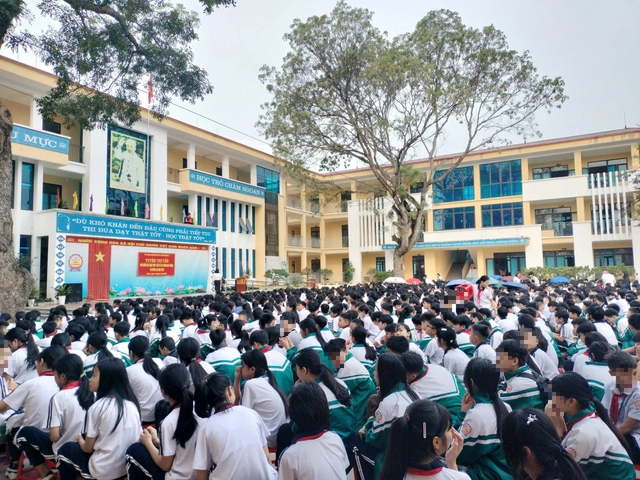 Vụ h.ọc si.n.h lớp 7 ở Lào Cai bị bạn đ â m vào đùi: Do tranh chấp chỗ ngồi